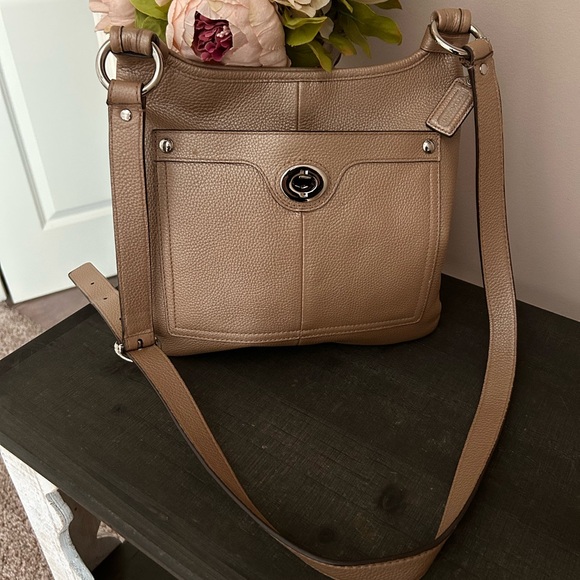 EUC COACH PENELOPE #16533 CHAMPAGNE DUNE TURN LOCK Crossbody - Picture 3 of 15